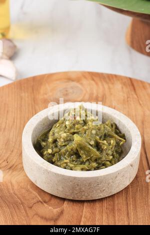 Sambal Lado Mudo Cabe Ijo. Traditionelle indonesische grüne Chili-Paste aus Padang, West Sumatra. Stockfoto