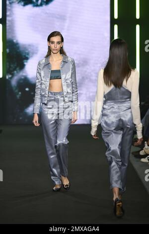 Rom, Italien. 02. Februar 2023. Simone Tessadori präsentiert am 2. Februar 2023 auf der Altamoda Fashion Runway die â&#x80;&#x9c;Edieâ&#x80;&#x9d; Collection F/W 2023-2024 Fashion Show im Bezirk Pratibus in Rom, Italien. Kredit: Independent Photo Agency/Alamy Live News Stockfoto