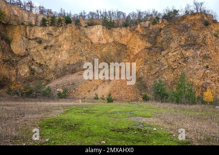 Stillgelegter Porphyrie-Steinbruch, Dossenheim, Baden-Württemberg, Deutschland Stockfoto