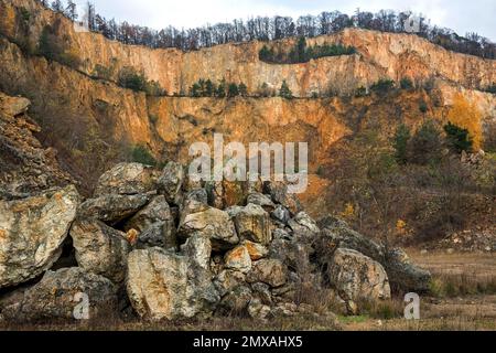 Stillgelegter Porphyrie-Steinbruch, Dossenheim, Baden-Württemberg, Deutschland Stockfoto