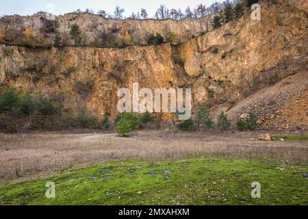 Stillgelegter Porphyrie-Steinbruch, Dossenheim, Baden-Württemberg, Deutschland Stockfoto