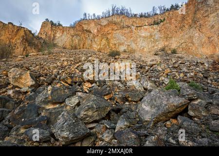 Stillgelegter Porphyrie-Steinbruch, Dossenheim, Baden-Württemberg, Deutschland Stockfoto