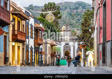 Beleuchtete Hauptstraße im historischen Teror, Gran Canaria, Kanarische Inseln, Spanien Stockfoto