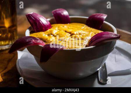 Köstliche traditionelle Speisen von Gran Canaria namens Gofio Escaldado werden mit rohen roten Zwiebeln gegessen Stockfoto