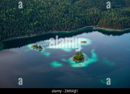 Kleine Insel und bewaldete Küste, Luftblick, Eibsee nahe Grainau, Oberbayern, Bayern, Deutschland Stockfoto