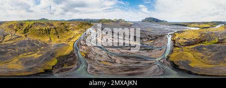 Fluss mit ausgestrebten Ästen durch schwarzen Lavasand, moosbedeckte Hügellandschaft, isländisches Hochland, Panorama, Luftbild, Fluss Mulakvisl Stockfoto