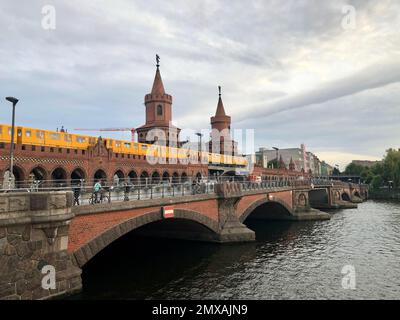 Gelbe U-Bahn auf der Oberbaumbrücke über die Spree, Berlin, Deutschland Stockfoto