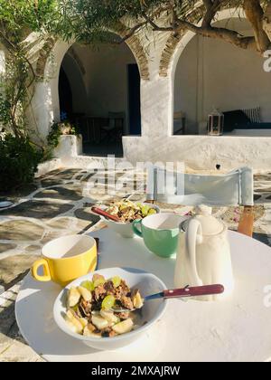 Frühstück mit Müsli und Tee auf der Terrasse, idyllisches Kykladen-Haus, Paros, Kykladen-Inseln, Griechenland Stockfoto