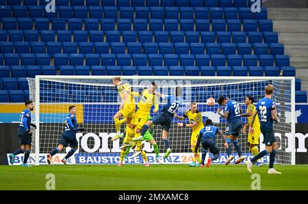 Szene im Strafbereich, Szene im Torbereich, Chris Richards TSG 1899 Hoffenheim im Kopf-Duell, Duell, Action mit Marius Wolf BVB Borussia Dortmund, Mats Stockfoto