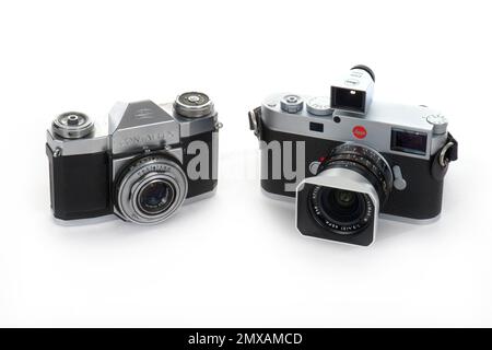 Kamerageschichte, Zeiss-Ikon Contaflex mit Tessar 2. 8 45mm ab 1959 und Leica M11 ab 2022, Deutschland Stockfoto