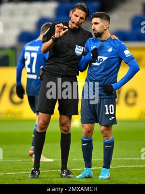 Schiedsrichter Deniz Aytekin spricht mit Munas Dabbur TSG 1899 Hoffenheim, Gesture, Gesten, gibt an, wie nahe es war, PreZero Arena, Sinsheim Stockfoto