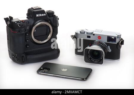 Kameraverlauf, aktuelle Kameras, Nikon Z9, Leica M11 und Apple iPhone 13 Pro ab 2022, Deutschland Stockfoto