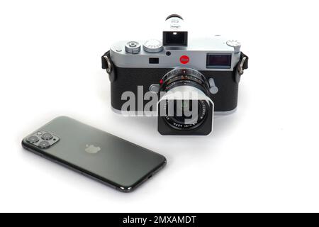 Kameraverlauf, aktuelle Kameras, Leica M11 und Apple iPhone 13 Pro ab 2022, Deutschland Stockfoto