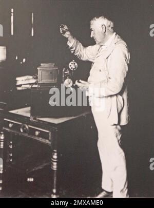 Altes Schwarz-Weiß-Foto, Thomas Edison mit Kinetoskop, 1912, Fort Myers, Florida, USA Stockfoto