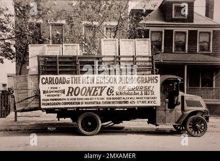 Altes Schwarzweißfoto, Herstellung von Phonographen und Schallplatten, war eines der profitabelsten Projekte von Thomas Edison, 1920, Fort Myers, Florida, USA Stockfoto