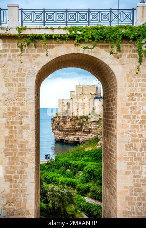 Stadt auf den Klippen, Polignano a Mare, Puglia, Polignano a Mare, Apulien, Italien Stockfoto