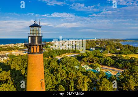 Blick aus der Vogelperspektive auf den Currituck Beach Lighthouse und das umliegende Corolla, North Carolina in den Outer Banks Stockfoto