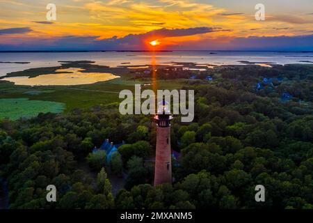 Der Currituck Beach Lighthouse bei Sonnenuntergang in der Nähe von Corolla, North Carolina (Outer Banks) aus der Vogelperspektive Stockfoto