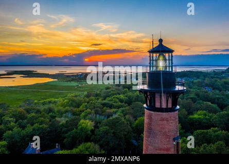 Der Currituck Beach Lighthouse bei Sonnenuntergang in der Nähe von Corolla, North Carolina (Outer Banks) aus der Vogelperspektive Stockfoto