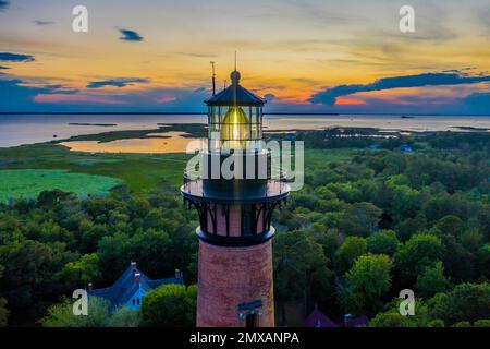 Der Currituck Beach Lighthouse bei Sonnenuntergang in der Nähe von Corolla, North Carolina (Outer Banks) aus der Vogelperspektive Stockfoto