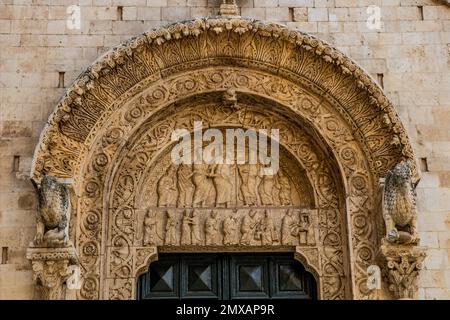 Portal der Kathedrale von San Valentino, Werk der Lombard-Schule, Bitonto, Apulien, Bitonto, Apulien, Italien Stockfoto