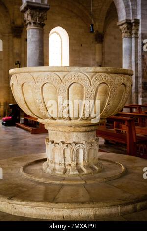 Taufe der Kathedrale von San Valentino, Werk der Lombard-Schule, Bitonto, Apulien, Bitonto, Apulien, Apulien, Italien Stockfoto