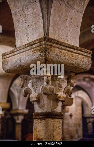 Untere Kirche mit dekorativen Säulen, der Kathedrale von San Valentino, Arbeiten der Lombard Schule, Bitonto, Apulien, Bitonto, Apulien, Apulien, Italien Stockfoto