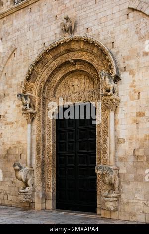 Portal der Kathedrale von San Valentino, Werk der Lombard-Schule, Bitonto, Apulien, Bitonto, Apulien, Italien Stockfoto