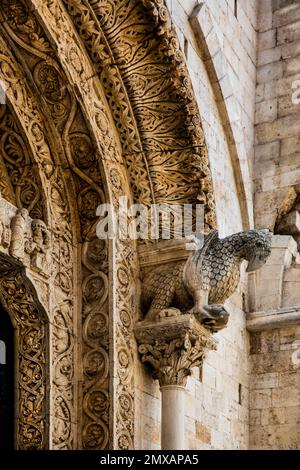 Portal der Kathedrale von San Valentino, Werk der Lombard-Schule, Bitonto, Apulien, Bitonto, Apulien, Italien Stockfoto