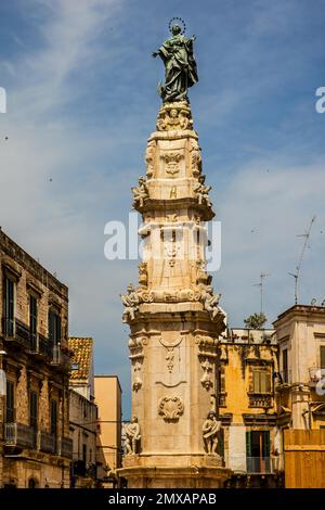 Statue der Jungfrau Maria vor der Kathedrale von San Valentino, Bitonto, Apulien, Bitonto, Apulien, Italien Stockfoto