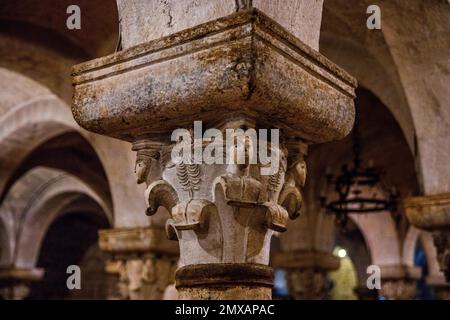 Untere Kirche mit dekorativen Säulen, der Kathedrale von San Valentino, Arbeiten der Lombard Schule, Bitonto, Apulien, Bitonto, Apulien, Apulien, Italien Stockfoto