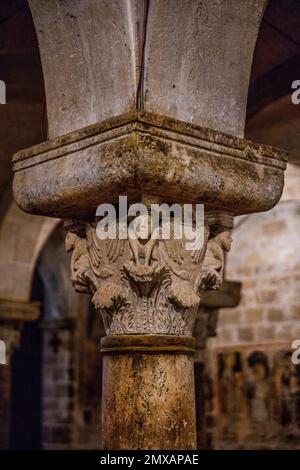 Untere Kirche mit dekorativen Säulen, der Kathedrale von San Valentino, Arbeiten der Lombard Schule, Bitonto, Apulien, Bitonto, Apulien, Apulien, Italien Stockfoto