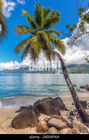 Ein malerischer tropischer Strand in Baie Lazare auf der Insel Mahe, Seychellen im Indischen Ozean Stockfoto