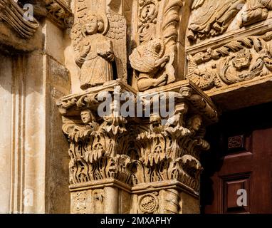 Reich dekoriertes Portal, Santa Maria Maggiore, Monte Sant Stockfoto