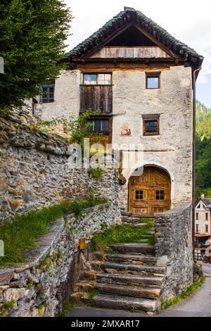 Charakteristische alte Gebäude aus Stein und Holz im Dorf Fusio, Maggia Valley, Tessin, Schweiz, Fusio, Tessin, Schweiz Stockfoto