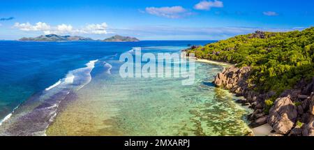 Luftaufnahme des Strandes Anse Source d'Argent auf La Digue, Seychellen mit der Insel Praslin in der Ferne Stockfoto