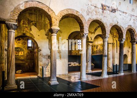 Kirche San Salvatore, Basilika aus dem 9. Jahrhundert mit einem Schiff und zwei Gängen mit Fresken von Paolo da Cailina dem Jüngeren, gegründet von Desideriu im Jahr 753 Stockfoto