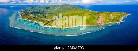 Panoramablick auf die Insel La Digue, die Seychellen, mit dem Strand Anse Source D'Argent im Zentrum, dem Strand Anse Marron auf der rechten Seite und der Stadt La Passe Stockfoto