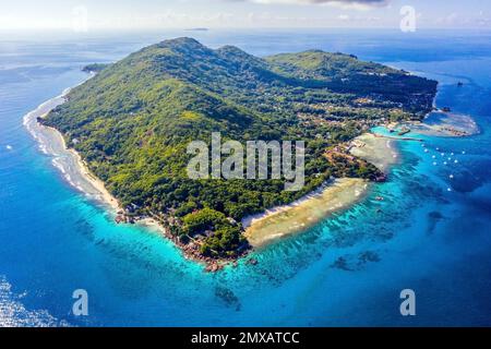 Luftblick auf die Insel La Digue mit Blick nach Süden, Anse Severe auf der rechten Seite, Anse Patates Strand auf der linken Seite und die Hauptstadt La Passe im Zentrum. Stockfoto