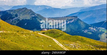 Monte Baldo, 30 km langer Bergkamm, ca. 2000 m hoch, Malcesine, Gardasee, Italien, Malcesine, Gardasee, Italien Stockfoto