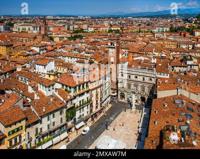 Piazza delle Erbe, Blick von Torre dei Lamberti, Verona mit mittelalterlicher Altstadt, Veneto, Italien, Verona, Veneto, Italien Stockfoto