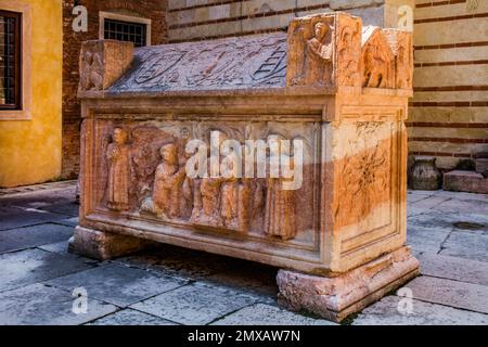 Sakophagus aus Stein, Scavi Scaligeri, Familiengräber, Verona aus dem 14. Jahrhundert mit mittelalterlicher Altstadt, Veneto, Italien, Verona, Veneto, Italien Stockfoto