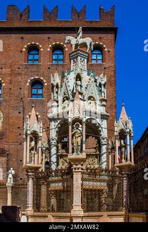 Sechseckiges Grab des Cansignorio, Scavi Scaligeri, Familiengräber, Verona aus dem 14. Jahrhundert mit mittelalterlicher Altstadt, Veneto, Italien, Verona, Veneto, Italien Stockfoto