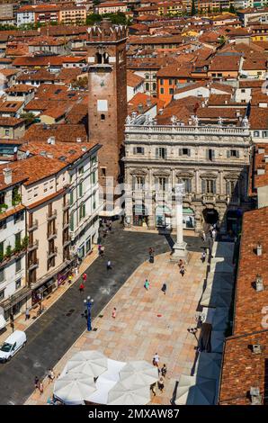 Piazza delle Erbe, Blick von Torre dei Lamberti, Verona mit mittelalterlicher Altstadt, Veneto, Italien, Verona, Veneto, Italien Stockfoto