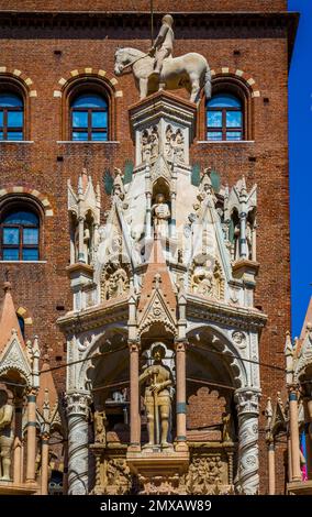 Sechseckiges Grab des Cansignorio, Scavi Scaligeri, Familiengräber, Verona aus dem 14. Jahrhundert mit mittelalterlicher Altstadt, Veneto, Italien, Verona, Veneto, Italien Stockfoto