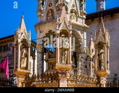 Sechseckiges Grab des Cansignorio, Scavi Scaligeri, Familiengräber, Verona aus dem 14. Jahrhundert mit mittelalterlicher Altstadt, Veneto, Italien, Verona, Veneto, Italien Stockfoto