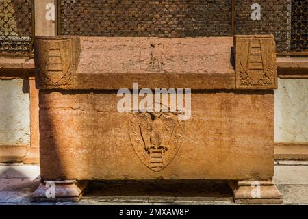 Sakophagus aus Stein, Scavi Scaligeri, Familiengräber, Verona aus dem 14. Jahrhundert mit mittelalterlicher Altstadt, Veneto, Italien, Verona, Veneto, Italien Stockfoto