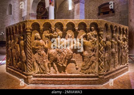 Flug nach Ägypten, Babtisterium, großes Werk romanischer Skulptur aus einem Marmorblock, San Giovanni aus dem 12. Jahrhundert in Fonte, Kathedrale des Weihnachtsmanns Stockfoto