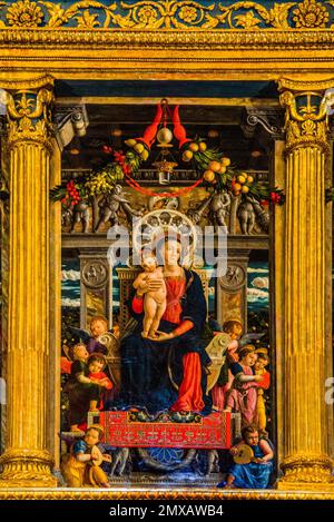 Maria mit dem Kind JesusTriptych des Zeno-Altars, 1457-1460, von Andrea Mantegna, erster Hochaltar der Renaissance, San Zeno Maggiore, einer von Stockfoto