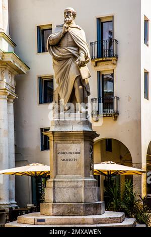 Kleine Piazzetta Palladio mit einem Denkmal für den berühmten Architekten von Vicenza Andrea Palladio, Veneto, Italien, Vicenza, Veneto, Italien Stockfoto